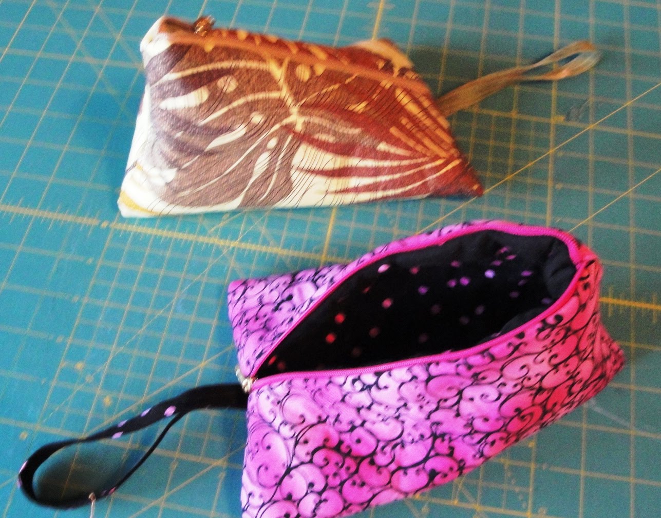 MARILYN'S MAZE Triangle Zipper Bag