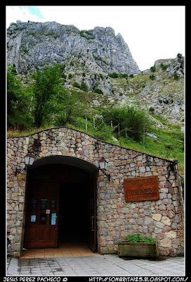 Funicular de Bulnes, río Cares y el Naranjo de Bulnes en Asturias