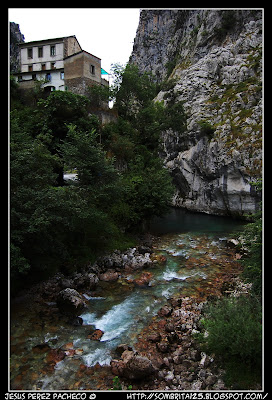 Funicular de Bulnes, río Cares y el Naranjo de Bulnes en Asturias