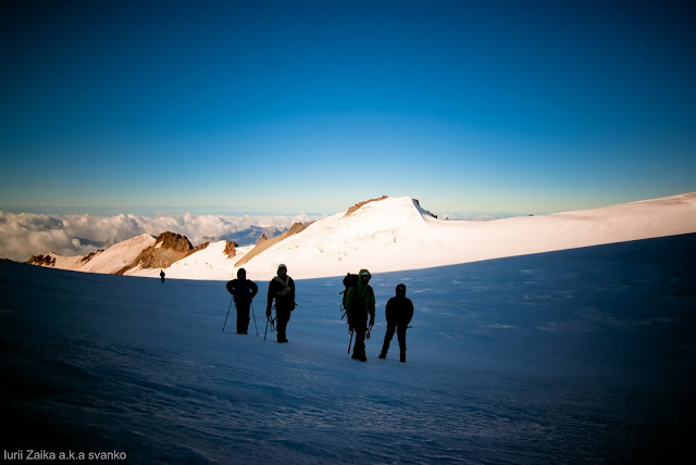 Альпинисты на леднике Казбека 