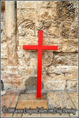 [cross-red-holy-sepulchre-20090424-500.jpg]
