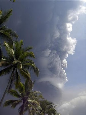 Indonesia: Sisma 7.3 a Sumatra, allarme tsunami - Pagina 3 Volcano+mt+soputan+indonesia