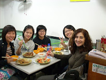Comiendo arroz con unas alumnas