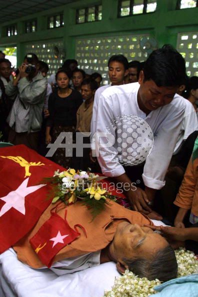 [tin+maung+oo+in+u+kyi+maung+funeral.jpg]