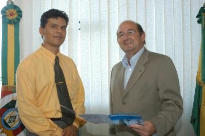 [Recebendo+Dr.+Juarez+Antonio+da+Silva+de+Alegria.bmp]