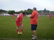 MICHAEL RECEBENDO INSTRUÇÕES DO TREINADOR XANDE.