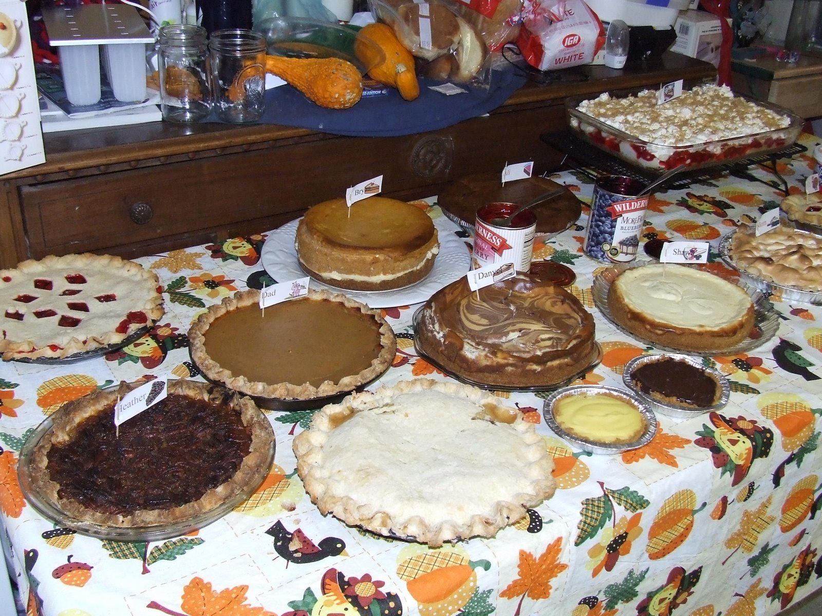 [Thanksgiving+pies+08.JPG]