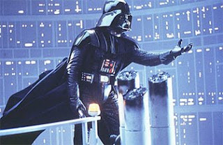 Brunette stelt haar anale vaardigheden tentoon