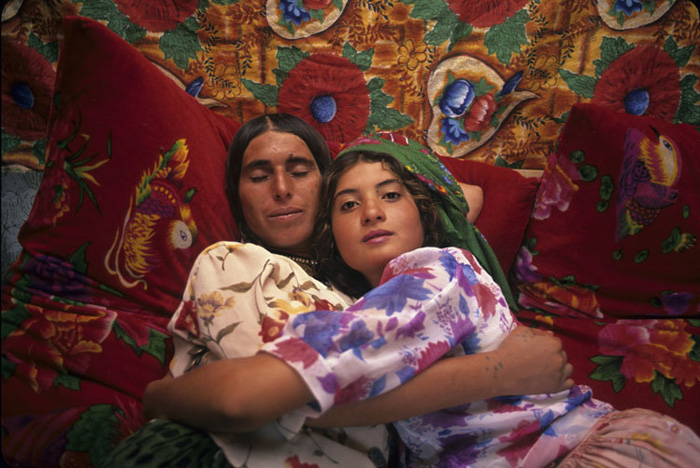 [gitanosromania-two-women-hugging-(.jpg]