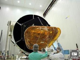 El telescopio espacial Planck es desempaquetado a su llegada al Centro Espacial Europeo en la Guyana Francesa, en Kourou, sitio del lanzamiento.- ESA / THALES
