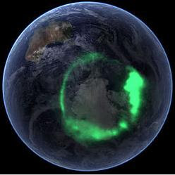 La aurora austral (11 de septiembre de 2005) tomada por el satélite IMAGE, digitalmente solapada a una fotografía Canica Azul.