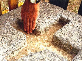 El hallazgo de una presunta piedra con símbolos de la vieja orden de caballeros ―una roca con una cruz simétrica tallada en profundidad―, en abril de 1998 en plena patagonia argentina...