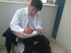 El profe revisando examenes, creo que ya jale noooo
