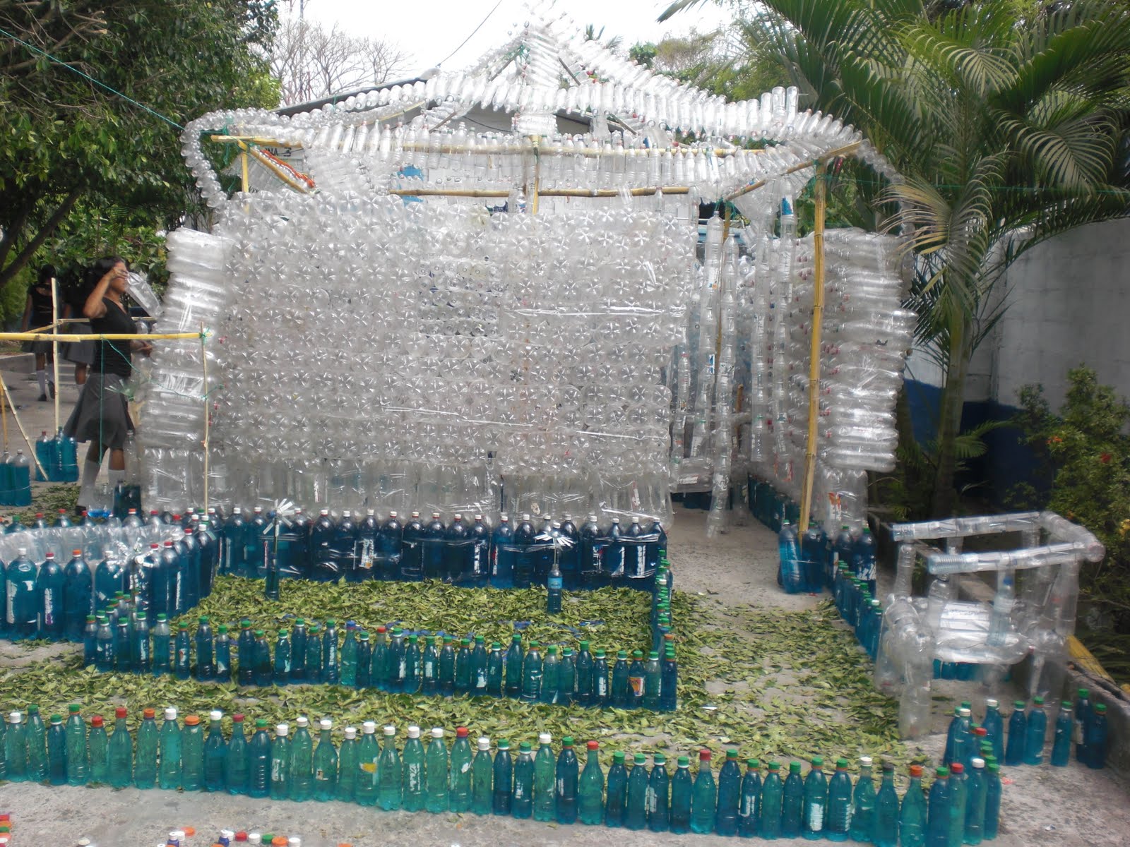 Luis y Eliezer: FORMAS DE RECICLAR LAS BOTELLAS PLASTICAS