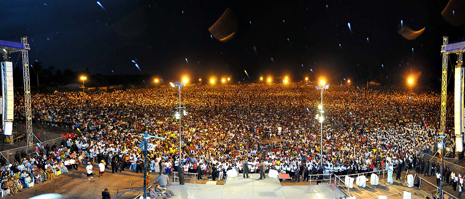 [Ikot+Ekpene+Crowd+Final+Day+Nov+9+2008.jpg]