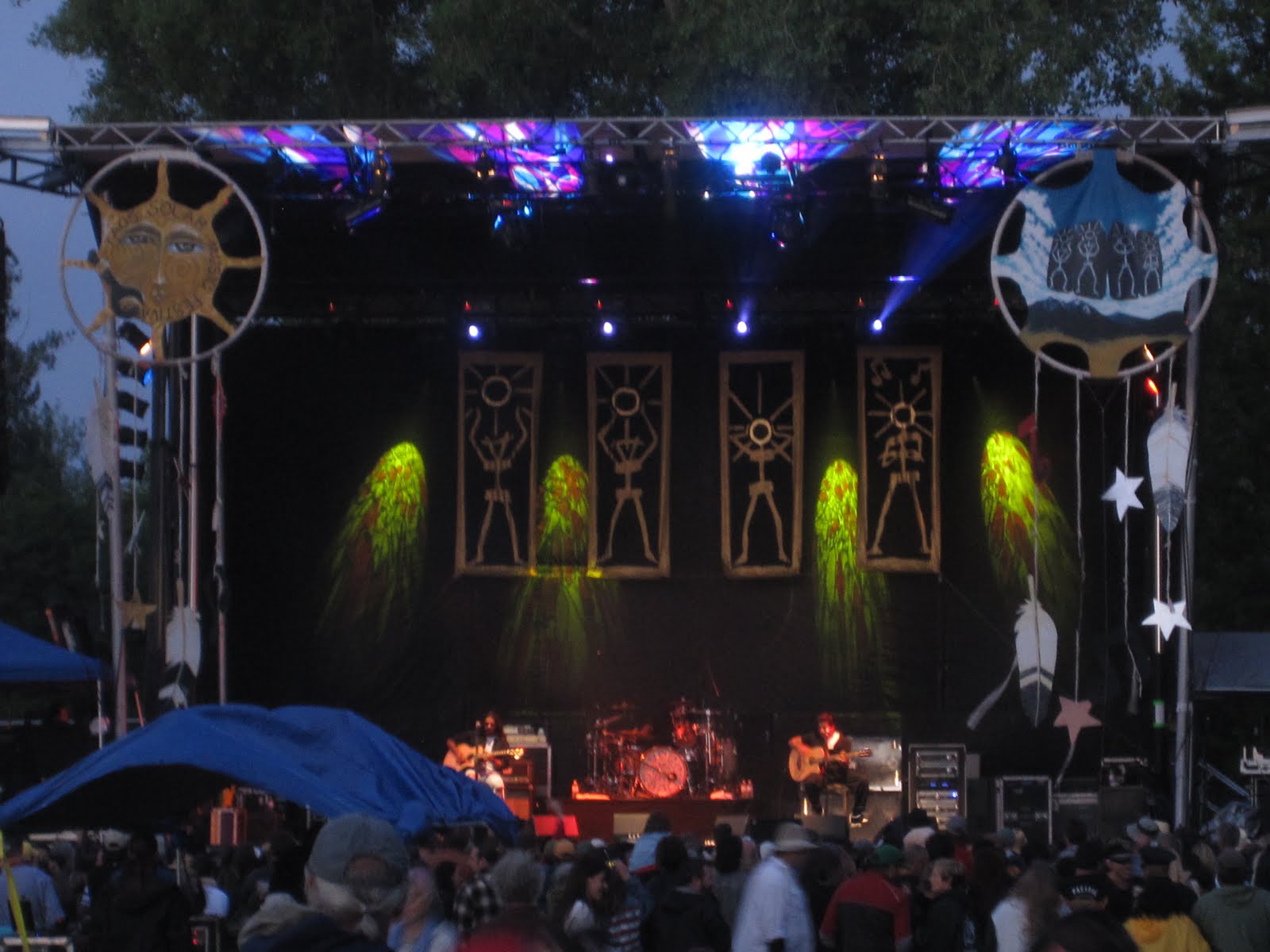 the paradoks Los Lonely Boys at Taos Solar Music Festival