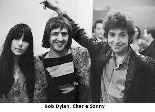 Fotos antigas de gente muito famosa Bob+Dylan,+Cher+and+Sonny+Bob+Dylan,+Cher+e+Sonny