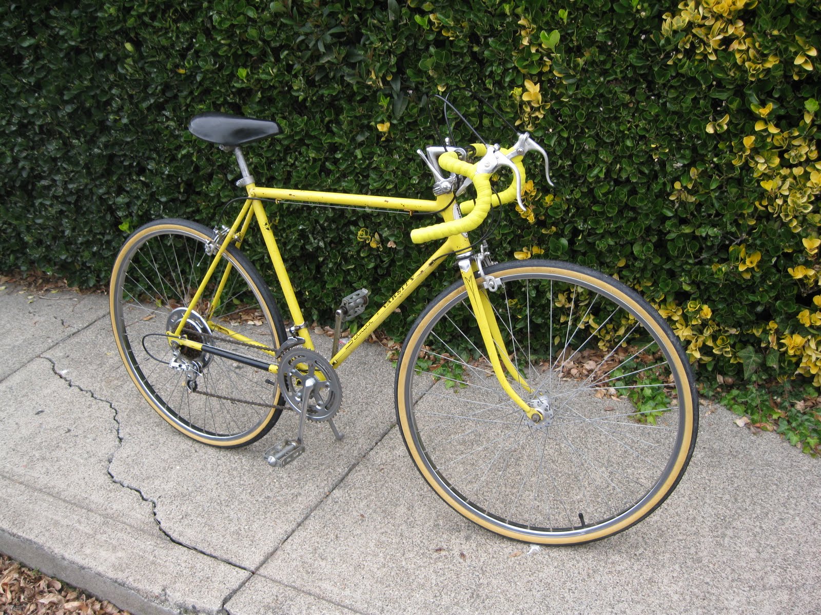 yellow schwinn bike