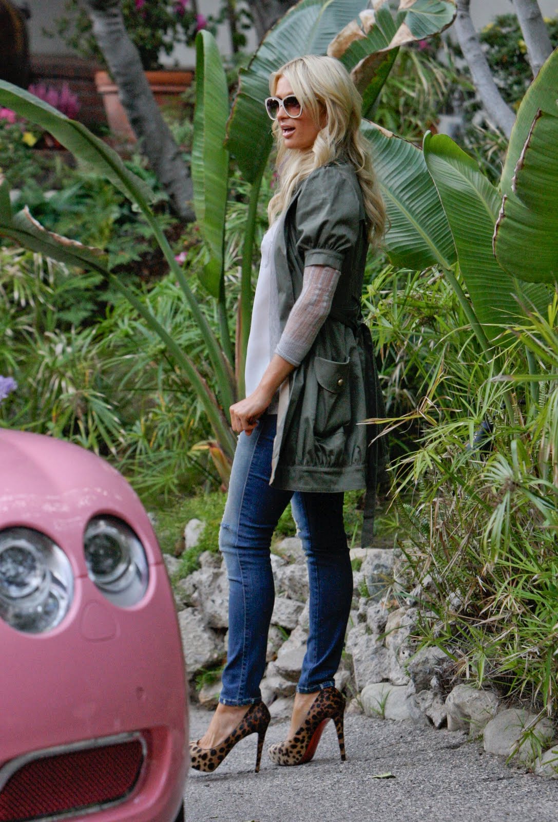 http://3.bp.blogspot.com/_AgWjwqfGwJI/TOq5sOWanuI/AAAAAAAACHs/cL-KeZhNroc/s1600/Paris-Hilton-101.jpg