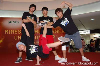 Hip+hop+dancer+pose