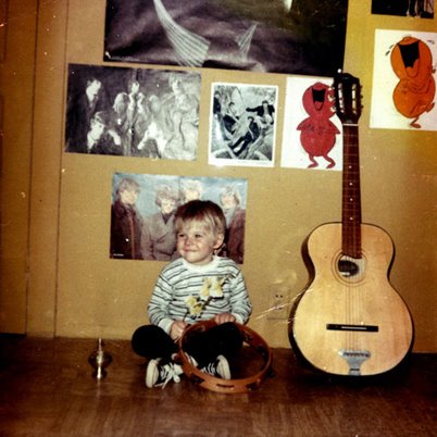 Desde criança Kurt já gostava de instrumentos...tinha 3 anos nesta foto...
