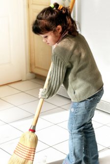 [child-helping-to-clean.jpg]