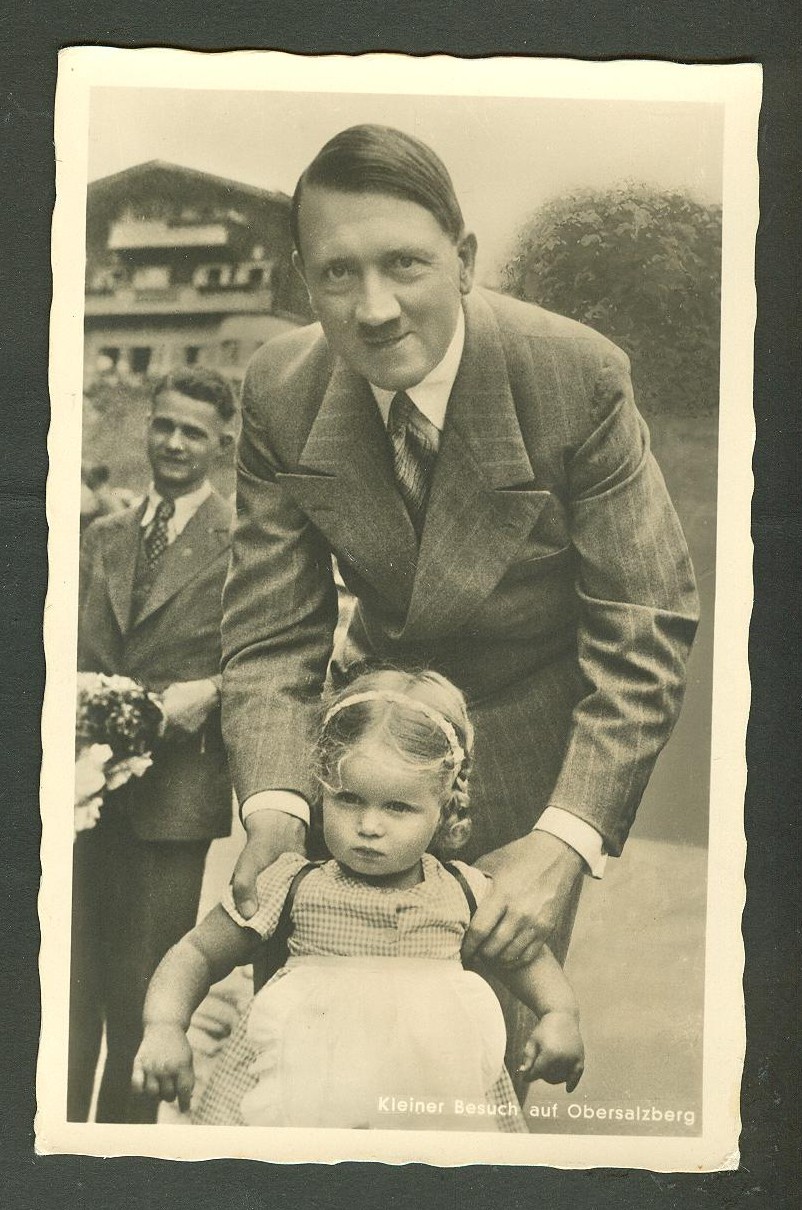 [Hitler+with+a+small+visitor+of+Obersalzberg.jpg]