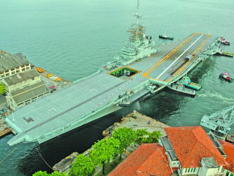 Porta-Aviões A-12 São Paulo deixará o cais em agosto.