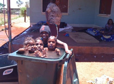 Datos Curiosos: ¡Piscina en botes de basura!