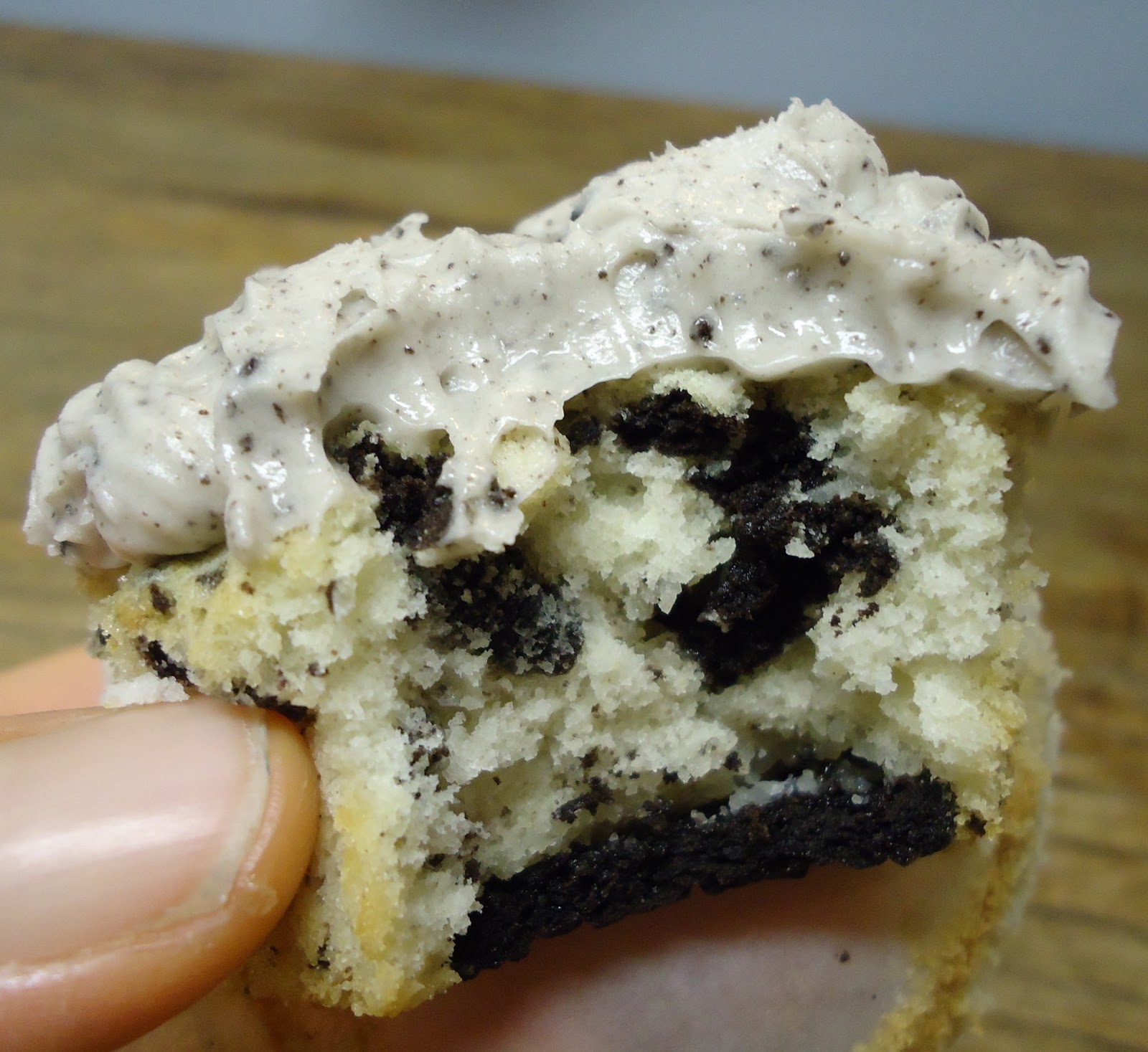 Eat, Run, Read Cake of the Week Oreo Cupcakes with Oreo Cream Cheese Frosting