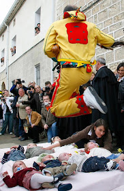 The Baby Jumping Festival Of Castillo pictures The Baby Jumping Festival Of Castillo pictures