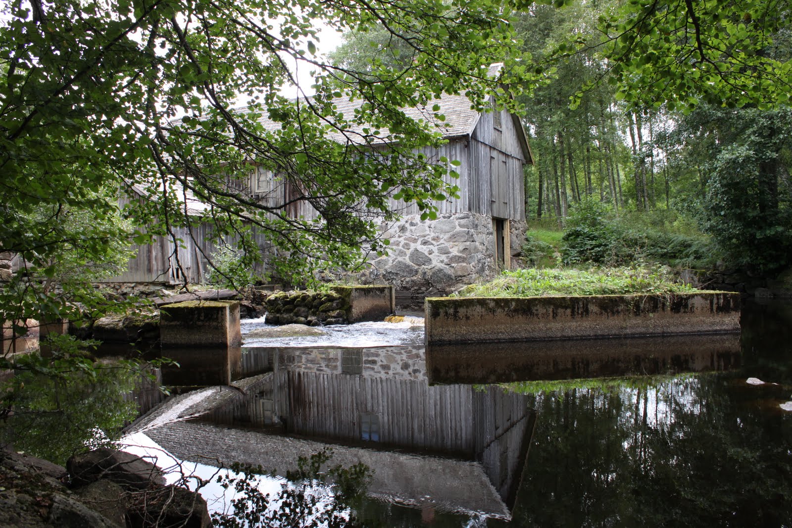 Kickan, en bild och dagboksblogg: Småland = sten, skog , vatten och