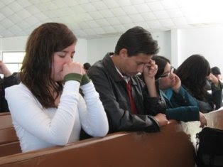 http://3.bp.blogspot.com/_BCoq6KTYayE/TGiKStGeBNI/AAAAAAAAABQ/41zdDvlzcJI/s320/oracion_rodillas.jpg