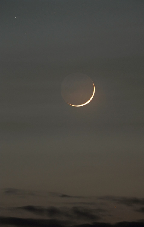 [P-M-HedAcn-Crescent-moon-with-earthshine-M45-and-Mercury_1240780688.jpg]