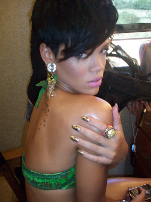 Rihanna, Rihanna nails, Rihanna gold nails, Rihanna Kimmie Kyees, Kimmie Kyees, nails, manicure, manicurist, celeb manicure, celebrity manicure, celeb manicurist, celebrity manicurist, celeb, celebrity, Kimmie Kyees manicurist, Kimmie Kyees nails