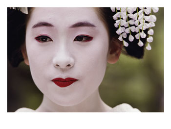 Otros Terminos 103797~A-close-view-of-a-maiko-or-apprentice-geishas-face