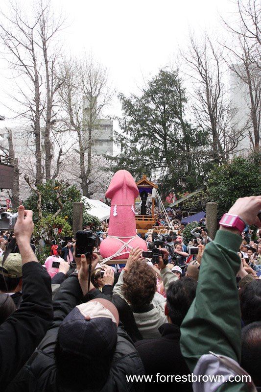 [2009-04-05+Kanamara+Matsuri_4967.jpg]