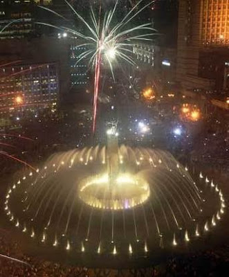 New Year merriment crosswise the world