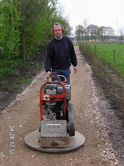 vrijwilligers leggen paden aan