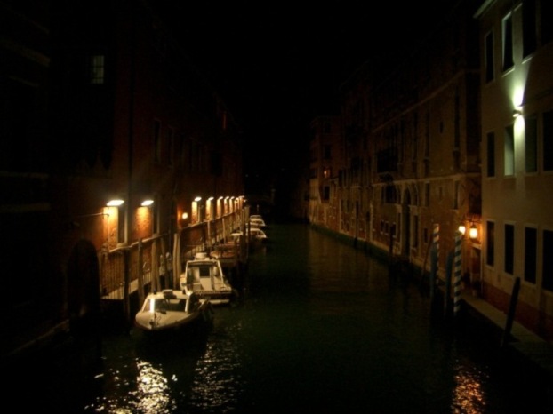 [italy-photos-night-venice-canals.JPG]