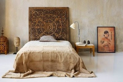 Antique Wooden Beds on Intricate Carving Of The Bed Mixed With This Colorful Quilt