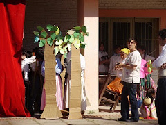 Nika y sus alumnos de teatro