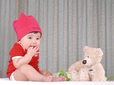 Girl Pictures on Small Baby Girl Playing With Teddy Bear
