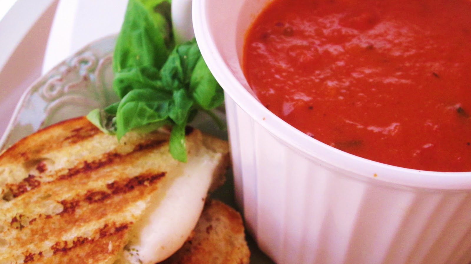 One Spicy Dish Creamy Tomato Basil Soup with Fresh Mozzarella/Pesto