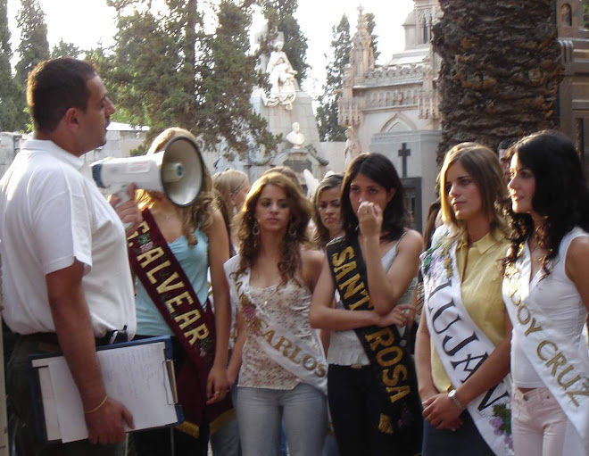 Visita en el Cementerio de Capital a las candidatas Vendimiales