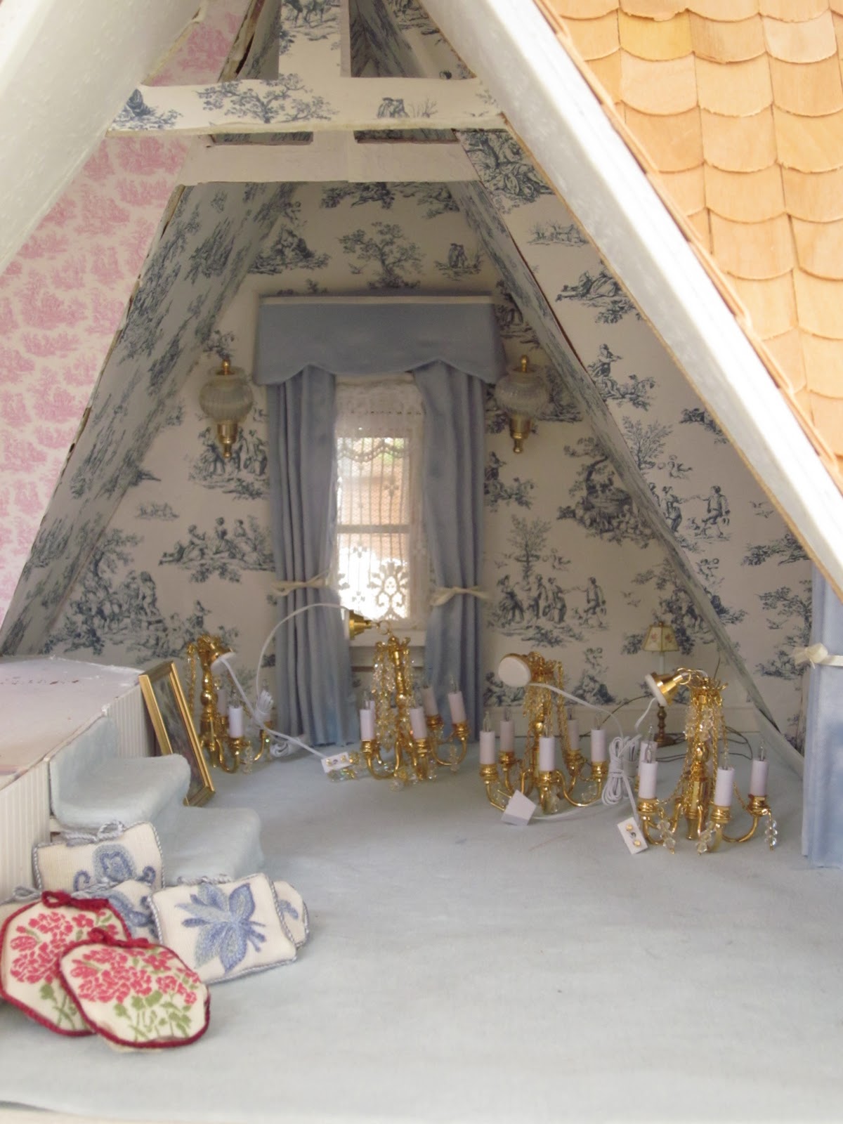 La Grande MaisonThe Greenleaf Garfield Dollhouse Chandeliers Galore!