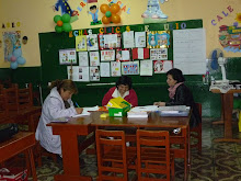 Durante la asesoría con la monitora Miss Carmen del IPNM