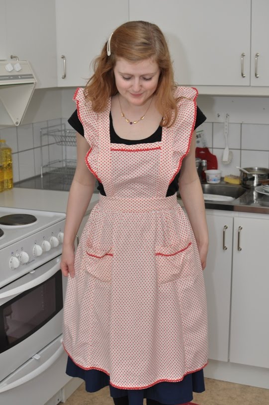 Swingin' it in vintage Aprons all around
