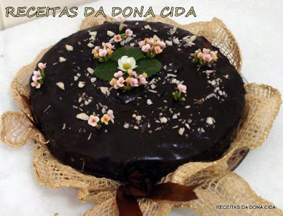  BOLO INTEGRAL DE BANANA COM CALDA DE PÊSSEGO E COBERTURA DE CHOCOLATE MEIO AMARGO