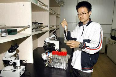 Guo Haijun in the lab at Luwan Senior High School. Guo Haijun in the lab at Luwan Senior High School.